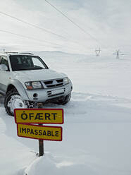 Weißer Geländewagen, der vor einem 