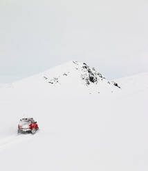 Maßgeschneiderter SUV pflügt durch verschneite Landschaft auf isländischem Gletscher - CAVF82981