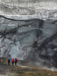 Drei Freunde erkunden den Gletscher am Hrafntinnusker - CAVF82983