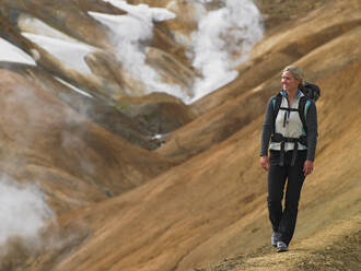 Junge Frau beim Wandern im isländischen Hochland - CAVF82989