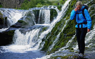 Frau beim Erkunden der Wasserfälle von Gjáin im Þjórsárdalur-Tal - CAVF82991