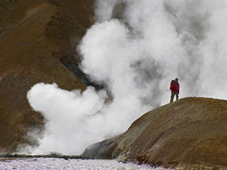 Wanderer bei einem geothermischen Schlot - CAVF82993