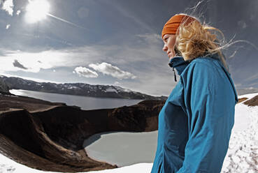 Frau bewundert die Aussicht auf die Askja-Caldera in Zentralisland - CAVF82995