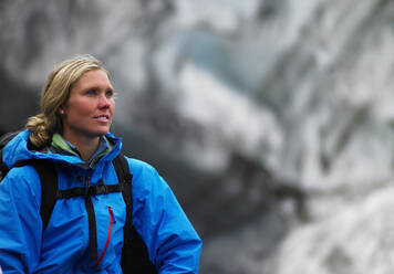 Porträt einer jungen Frau auf dem Hrafntinnusker-Gletscher in Island - CAVF82997