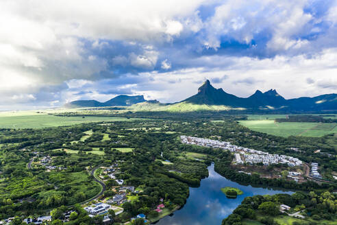 Mauritius, Black River, Flic-en-Flac, Blick aus dem Hubschrauber auf das Dorf am Meer im Sommer mit dem Trois Mamelles-Gebirge im Hintergrund - AMF08122