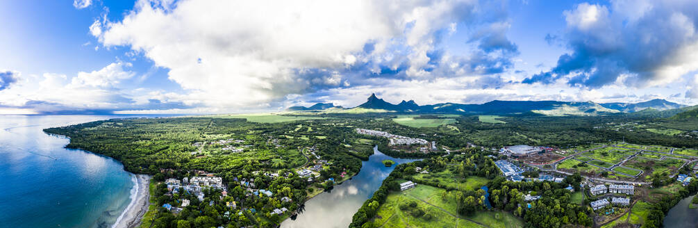 Mauritius, Black River, Flic-en-Flac, Hubschrauber-Panorama des Dorfes am Meer im Sommer - AMF08123