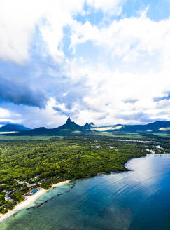 Mauritius, Black River, Flic-en-Flac, Blick aus dem Hubschrauber auf Wolken über dem Dorf am Meer im Sommer mit dem Trois Mamelles-Gebirge im Hintergrund - AMF08125