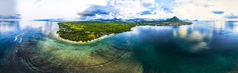Mauritius, Black River, Flic-en-Flac, Hubschrauber-Panorama des Dorfes am Meer im Sommer, lizenzfreies Stockfoto