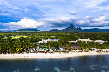 Mauritius, Black River, Flic-en-Flac, Blick aus dem Hubschrauber auf den Strand eines Dorfes am Meer im Sommer - AMF08130