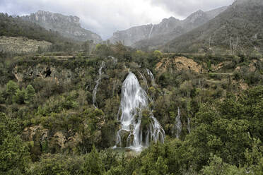 Spanien, Provinz Guadalajara, Wasserfall im Naturschutzgebiet Alto Tajo - DSGF02043