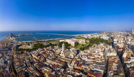 Italien, Provinz Barletta-Andria-Trani, Barletta, Blick aus dem Hubschrauber auf den klaren Himmel über der Küstenstadt - AMF08133