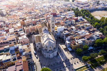 Italien, Provinz Barletta-Andria-Trani, Barletta, Blick aus dem Hubschrauber auf den Dom von Barletta - AMF08135