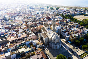 Italien, Provinz Barletta-Andria-Trani, Barletta, Blick aus dem Hubschrauber auf den Dom von Barletta - AMF08136