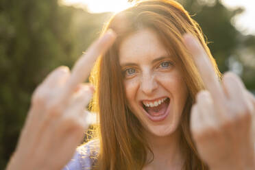 Porträt einer lachenden rothaarigen Frau, die den Finger zeigt - AFVF06361
