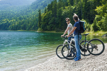 Senior und reifer Mann mit E-Bikes am Eibsee - DIGF12134