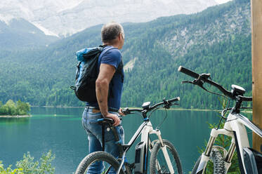 Älterer Mann mit E-Bike - DIGF12139