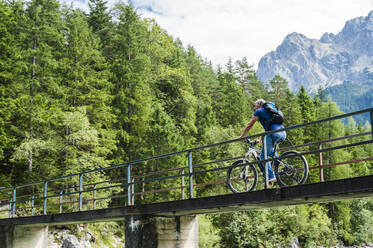 Älterer Mann mit E-Bike - DIGF12144