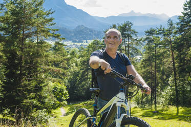 Älterer Mann mit E-Bike - DIGF12148