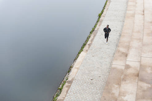 Junger Mann joggt am Flussufer - DIGF12230