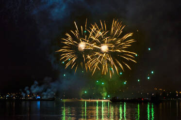 Deutschland, Baden-Württemberg, Konstanz, Feuerwerk während des Bodensee-Nachtfestes - DIGF12339