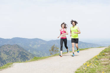 Paar joggt zusammen, Wallberg, Bayern, Deutschland - DIGF12340