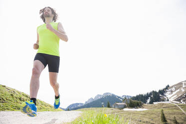 Mann beim Joggen, Wallberg, Bayern, Deutschland - DIGF12342