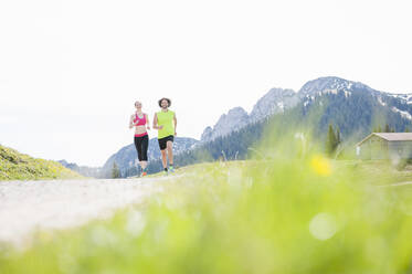 Paar joggt zusammen, Wallberg, Bayern, Deutschland - DIGF12344