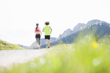 Paar joggt zusammen, Wallberg, Bayern, Deutschland - DIGF12345