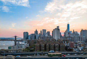 Blick auf die Skyline von Downtown New York und die Brooklyn Bridge bei Sonnenuntergang. - CAVF83025