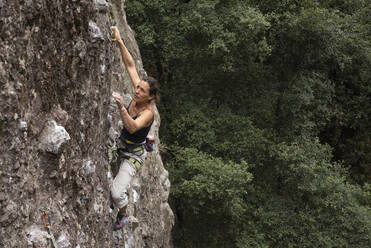 Woman rock climbing in Jilotepec, Mexico. - CAVF83039