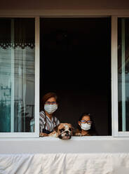 Mutter und Tochter, die während der COVID-19-Epidemie zu Hause bleiben - CAVF83136