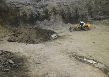 Bulldozer / Erdbewegungsmaschine, die in einem Steinbruch Material schiebt - CAVF83197