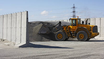 Bulldozer bei der Arbeit in einer Kiesgrube - CAVF83202