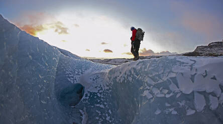 Älterer Mann beim Wandern auf dem Solheimajokull - CAVF83214