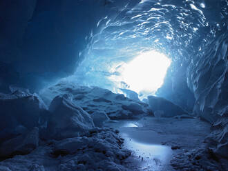 Lichtstrahl in einer Eishöhle in Island - CAVF83216