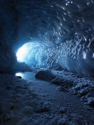 Lichtstrahl in einer Eishöhle in Island - CAVF83218