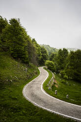 Italien, Provinz Verona, Verona, Kurvenreiche Landstraße in den italienischen Alpen - GIOF08216