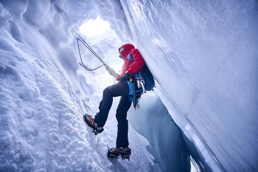 Bergsteiger beim Klettern in einer Gletscherspalte, Großvendigergletscher, Tirol, Österreich - PNEF02595