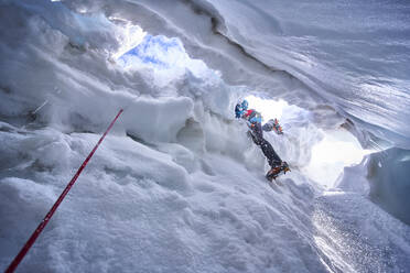 Bergsteiger beim Klettern in einer Gletscherspalte, Großvendigergletscher, Tirol, Österreich - PNEF02597