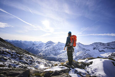 Bergsteigerin mit Rucksack auf Aussichtspunkt, Gletscher Grossvendediger, Tirol, Österreich - PNEF02602