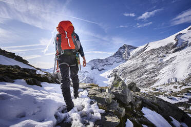 Rear view of female mountaineer, Glacier Grossvendediger, Tyrol, Austria - PNEF02603