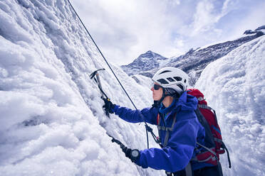 Bergsteigerin, Gletscher Grossvendediger, Tirol, Österreich - PNEF02610