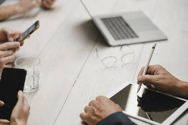 Business people working in office using portable devices, close up - GUSF03881