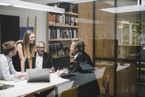 Geschäftsleute bei einem Treffen mit einem Kunden im Büro - GUSF03892