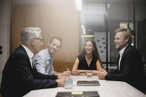 Team von Geschäftsleuten bei einem Treffen im Büro, lizenzfreies Stockfoto