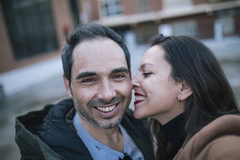 Glücklicher Mann nimmt Selfie mit Frau im Freien - GRCF00254