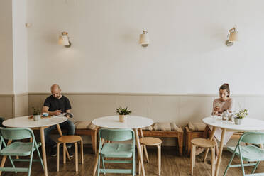 Gäste in einem Kaffeehaus - GMLF00223