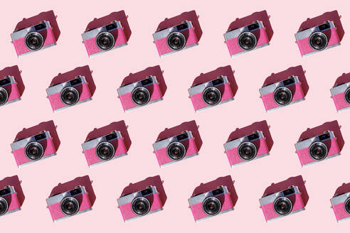 Seamless pattern of rows of vintage analog cameras - GEMF03771