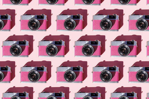 Nahtloses Muster aus Reihen von alten analogen Kameras - GEMF03772