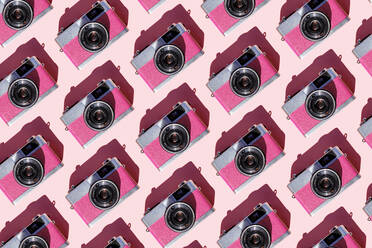 Nahtloses Muster aus Reihen von alten analogen Kameras - GEMF03773